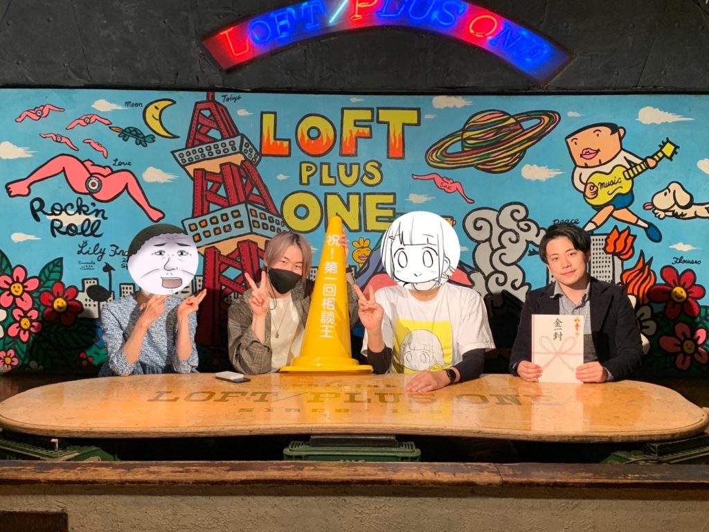 Yashiro Azuki's mother, Yashiro Azuki, Nukosama-chan, and Omori on stage